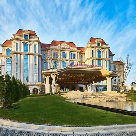 Wanda Realm Qingdao Movie Metropolis Hotel Bagian luar foto